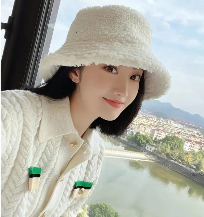 帽子配短发